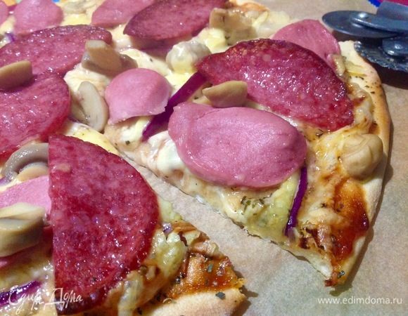 Пекла эти пиццы два дня подряд, так они понравились, остановилась только потому, что испугалась — кушать пиццу несколько дней подряд чревато последствиями :)