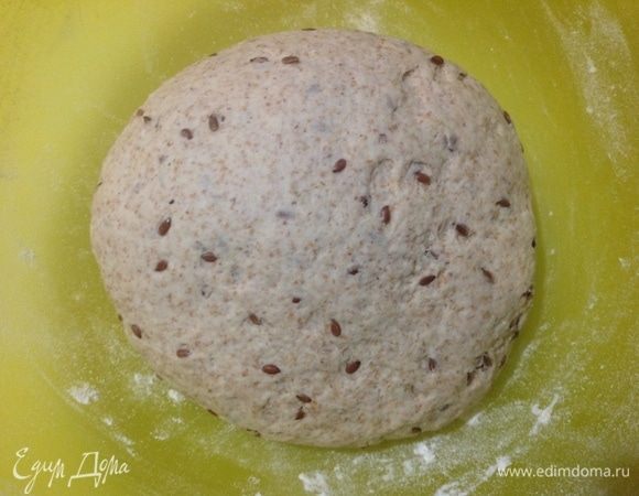 В миске по очереди смешиваем все ингредиенты.
Теплое молоко соединяем с теплой водой и растворяем в ней дрожжи, добавляем сахар, соль, оливковое масло и по очереди просеиваем оба вида муки. Замешиваем тесто и месим его 10 минут. Затем кладем в чистую миску, накрываем полотенцем и ставим в теплое место на 1,5–2 часа до увеличения в объеме вдвое.