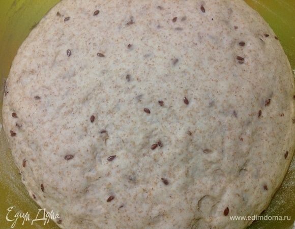 Время прошло, тесто выросло в объеме, обминаем его.