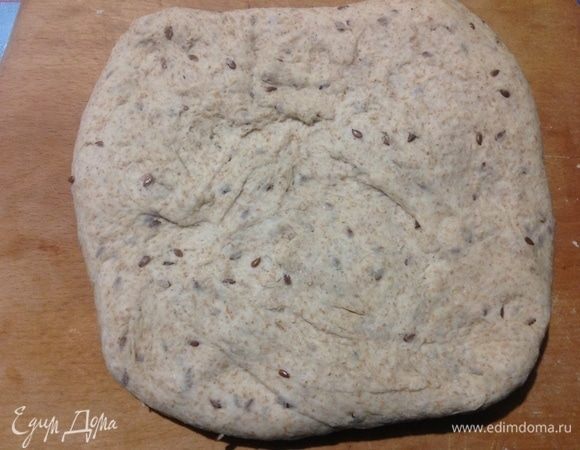 Руками надо комок теста немного распластать в небольшой толстый пласт.