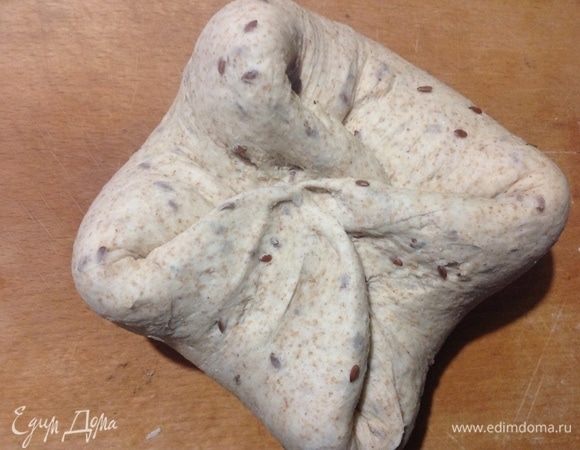 Теперь все 4 края теста соединяем в центр.