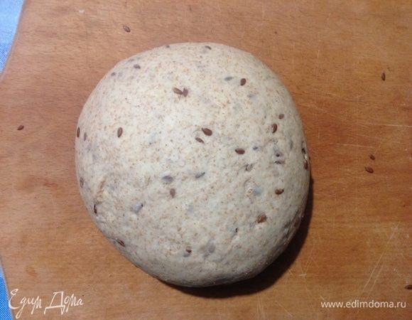 Переворачиваем комок теста и руками крутим его на рабочей доске по часовой стрелке чтобы сформировать из него ровный шар.