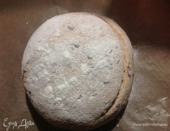 Тесто сформировано, просеиваем на него через ситечко муку и делаем сбоку надрез острым ножом.