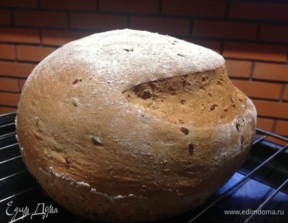 За это время хлеб расстоялся, снова вырос в объеме, разрез красиво раскрылся. Ставим хлеб в горячую духовку и выпекаем около часа. Время выпечки зависит индивидуально от каждой духовки. Этот хлеб я пекла 50 минут.