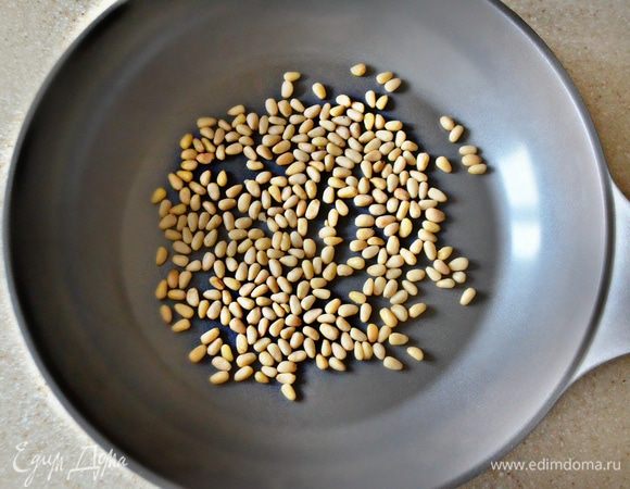 Кедровые орехи слегка обжарить на сухой сковороде.