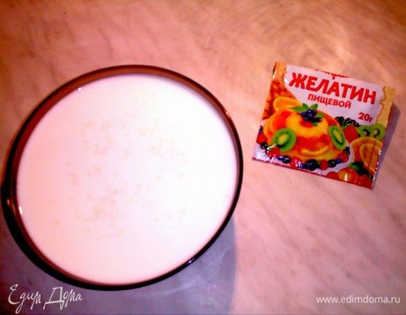 Замачиваем желатин в молоке на 1 час. Затем ставим в микроволновку на 3–5 минут или на медленном огне подогреваем на плите до полного растворения.