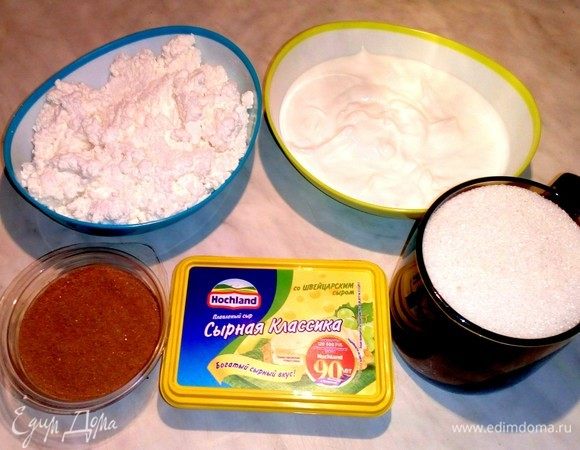 Сметану и творог взбиваем блендером до однородной массы. Делим на две части.