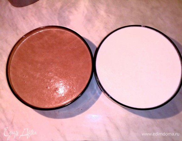 Во вторую часть добавляем сахар и какао, взбиваем. Затем выливаем оставшееся молоко и перемешиваем.