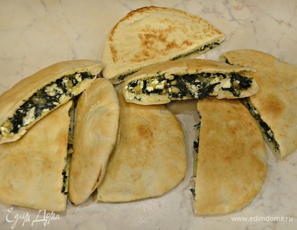 Питы необходимо надрезать, чтобы получились кармашки, наполнить приготовленной начинкой. Обжарить на смазанной оливковым маслом сковороде-гриль (либо на обычной) с двух сторон до золотистого цвета.