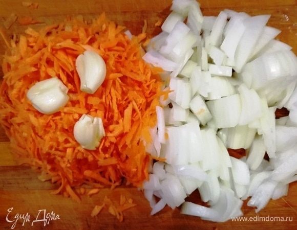 Лук нарежьте не мелко, морковь натрите на терке, чеснок раздавите.