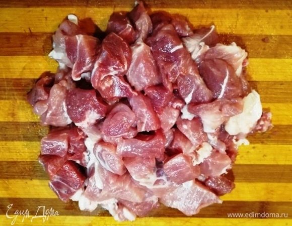Мясо нарежьте средним кубиком.