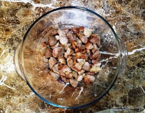 В сковороде на сильном огне обжарьте мясо до золотистой корочки. 
Переложите в посуду, в которой будете готовить плов.