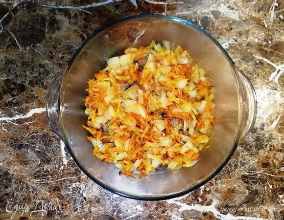 Лук и морковь обжарьте на масле, оставшемся от обжаривания мяса.
Переложите сверху на мясо.