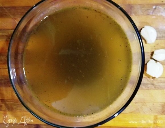 Вскипятите воду и добавьте в нее все специи и соль. Хорошо перемешайте до растворения соли.