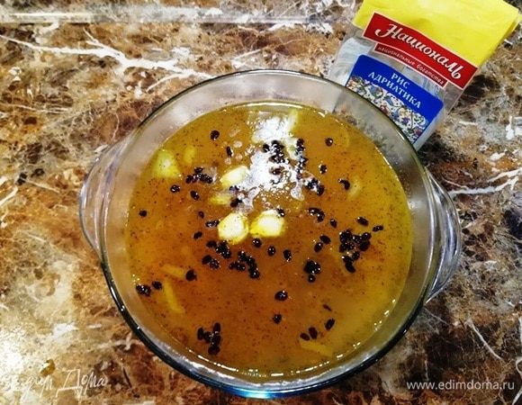 Аккуратно залейте водой со специями.
Посыпьте ягодами барбариса.
Накройте посуду крышкой и отправьте в разогретую до 180⁰С духовку на 60–90 минут (зависит от мощности духовки). Жидкость должна полностью впитаться  плов.