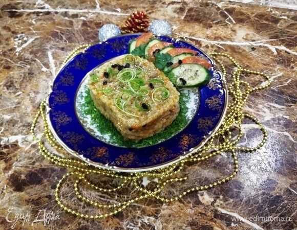 Подавайте плов к столу горячим. Я выложила через кулинарную форму.