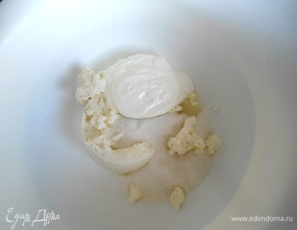 Рикотту взбить с сахаром и сметаной. 