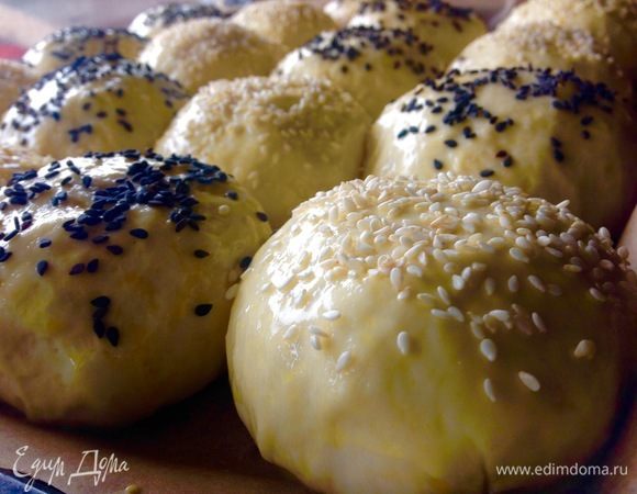 Теперь смешиваем желток с 1 ст. ложкой воды и смазываем булочки с помощью силиконовой кисточки. Посыпаем кунжутом, одни — светлым кунжутом, другие — черным. Это, конечно, по вашему желанию, можно и семенами льна посыпать.