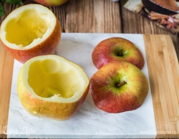 У яблок отрезать верхушку. Сердцевину яблока вынуть при помощи ложки.
