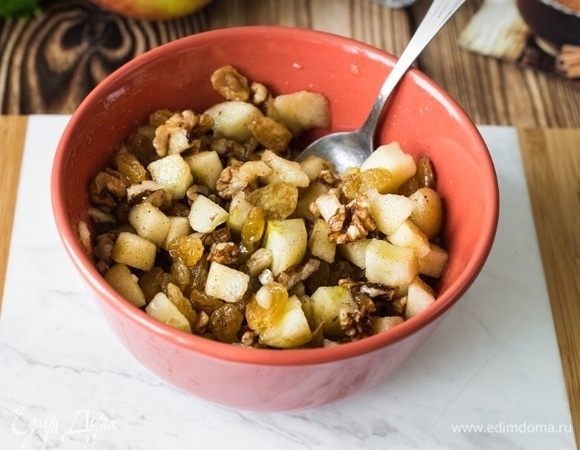 В миске смешать: яблоки, орехи, изюм, мед и корицу.
