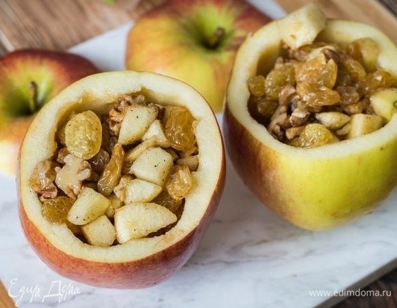Полученную массу выложить в яблоко и закрыть срезанной верхушкой. Яблоки поместить в форму для запекания, влить 50 мл воды, добавить гвоздику и бадьян. Закрыть все фольгой и запекать в разогретой до 180°С духовке 30 минут. Подавать печеное яблоко, украсив листочками свежей мяты.
