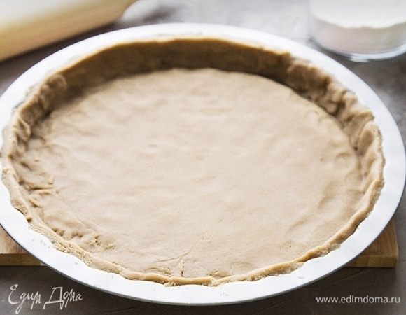 Растопить мед с сахаром и специями. Снять с огня и добавить соду. Перемешать. Добавить масло и размешивать, пока оно не растворится полностью. Добавить 1/3 муки и размешать. Добавить желтки, размешать. Постепенно добавлять муку и вышивать тесто. Тесто завернуть в пленку и убрать в холодильник на 30 мин. Раскатать тесто толщиной 3–4 мм и выложить в форму для запекания. Убрать тесто в холодильник.