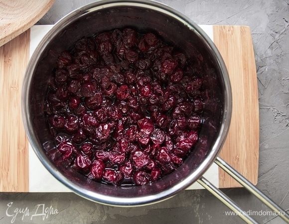 В сотейнике соединить вишню и мед. Готовить на сильном огне 3–5 мин. Снять с огня, откинуть на дуршлаг и остудить.
