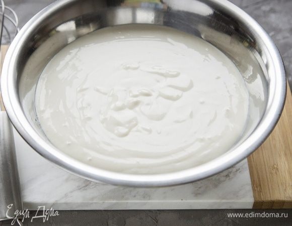 Взбить до однородной массы йогурт, сыр, кокосовое молоко. Добавить зерна ванили, яйцо, крахмал. Взбить повторно.
