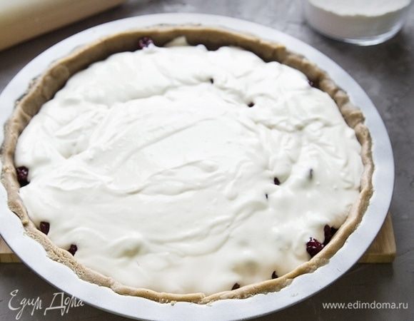 На тесто выложить вишню, залить все сливочной смесью. Выпекать в разогретой до 180°C духовке 25–30 мин. Подождать, пока пирог немного остынет и подать на стол.
