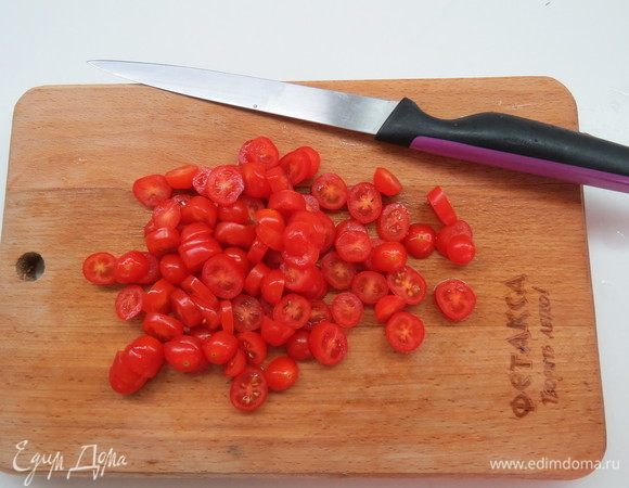Сначала приготовим начинку. Помидоры нарезать кружочками. У меня были помидоры черри (крупных не оказалось), поэтому я yfрезала их кружочками и потом выкладывала в виде окружности (см. шаг 5).