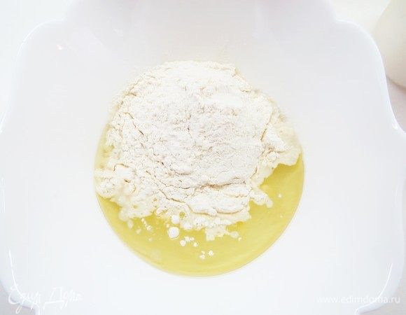 Теперь займемся тестом. В кипятке размешать сахар и соль, добавить растительное масло. Затем добавить муку.