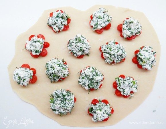 На помидоры выложить начинку из фетаксы и зелени.