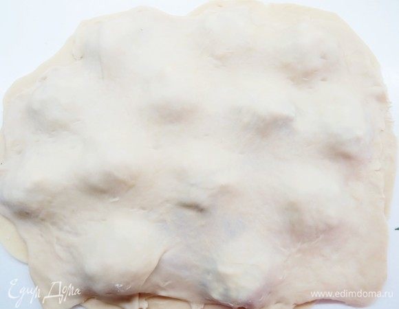 Раскатать второй пласт теста, накрыть им первый с начинкой.