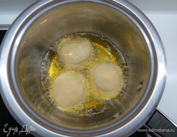 Поджарить пирожки в большом количестве раскаленного растительного масла с обеих сторон.