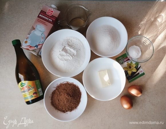 Сам бисквит готовится очень просто: все сухие ингредиенты смешиваются отдельно, после добавляются жидкие. Работать можно как кухонной машиной, так и венчиком. Заранее разогреть духовку до 175°С. 