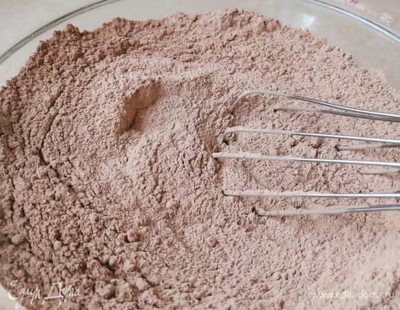 Муку и какао просеять через сито, добавить сахар, ванильный сахар, соду, щепотку соли, все тщательно перемешать.  
