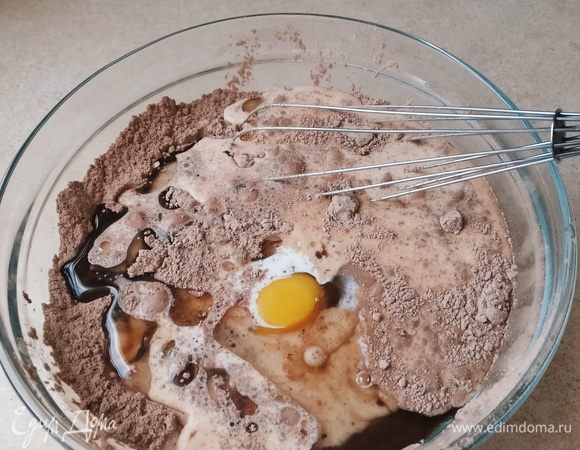 Добавить яйца, мягкое сливочное масло, подсолнечное масло, молоко. Размешать, чтобы не оставалось комочков. 