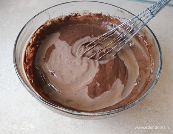 В конце добавить столовую ложку уксуса, чтобы сода начала с ним реагировать, и тесто для бисквита поднялось. 