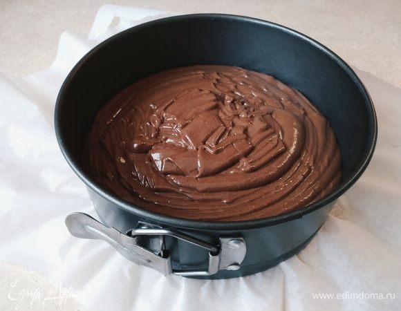 Выложить тесто в заранее подготовленную форму. Просто застелить пергаментом, смазать маслом, посыпать мукой не надо. 