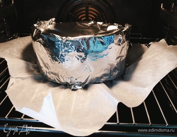 Накрыть форму фольгой, а по бокам сделать бортики из фольги и мокрых бумажных полотенец. Таким образом серединка бисквита не потрескается, и не будет необходимости ее отрезать. Форму можно использовать диаметром 24–26 см, у меня форма диаметром 18 см, и из этих ингредиентов у меня получается два бисквита. Выпекать 60 минут при температуре 175°С. Готовность проверить деревянной шпажкой. 