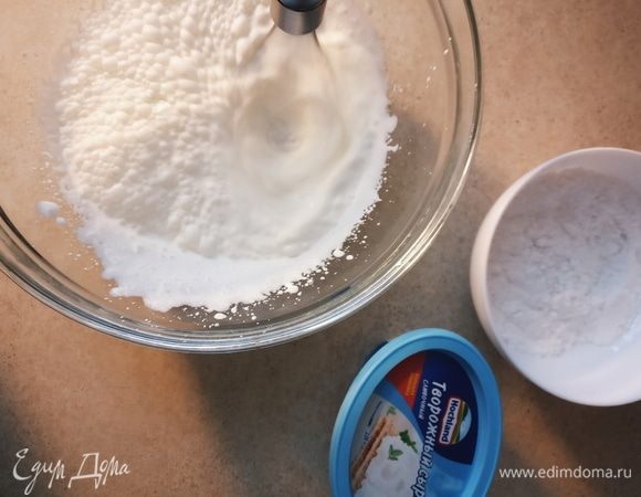 Жирные сливки взбиваем миксером на максимальной скорости. Секрет быстрого взбивания: холодная миска, холодные венчики миксера и холодные сливки. Как только масса держит форму, перестаем взбивать. Чтобы не перевзбить сливки, получив масло.