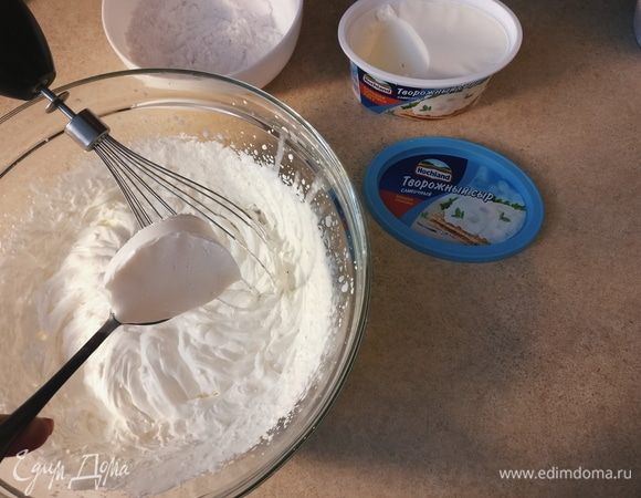 Теперь добавляем творожный сыр и сахарную пудру. И взбиваем окончательно. Творожный сыр Hochland будет чуть солоноватый, соль усиливает сладкие ингредиенты и чуть оттеняет их (чтобы крем не стал приторным). Крем получается достаточно устойчивым, им можно покрывать бока и верх торта, крем не «ползет» и сохраняет форму.