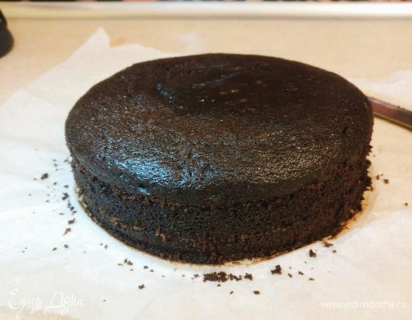 Готовый остывший бисквит разрезать на три коржа и можно собирать торт. 