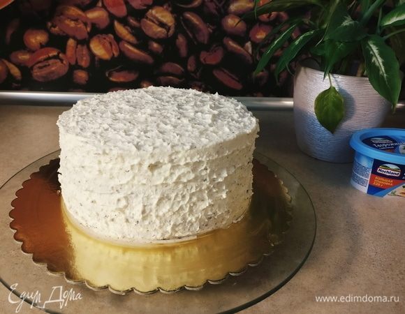 Поскольку торт у нас новогодний, то ложкой по крему можно сделать текстуру.