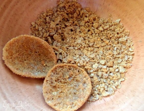 Часть растолочь в крошку, чтобы получилось 2 ст. л. Это нужно для более влажной начинки: морковной и свекольной.