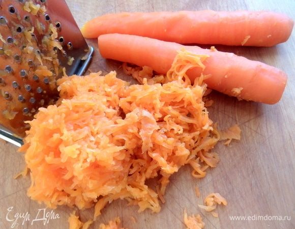 Для первой начинки сварить заранее морковь, остудить, очистить, натереть мелко.