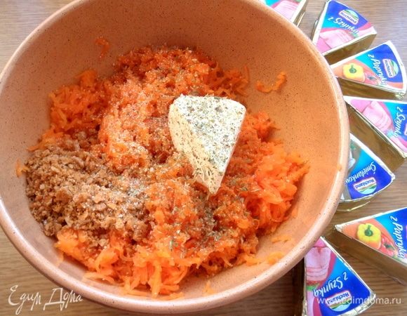 Добавить ложку крошки из чипсов, орегано, чесночную соль.