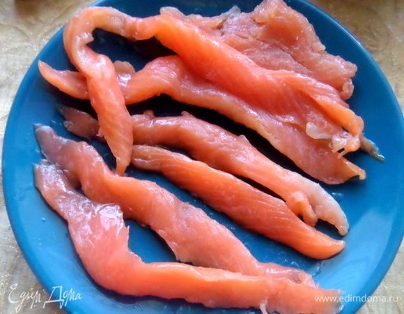 Для центра такой закуски я решила взять подкопченного лосося.