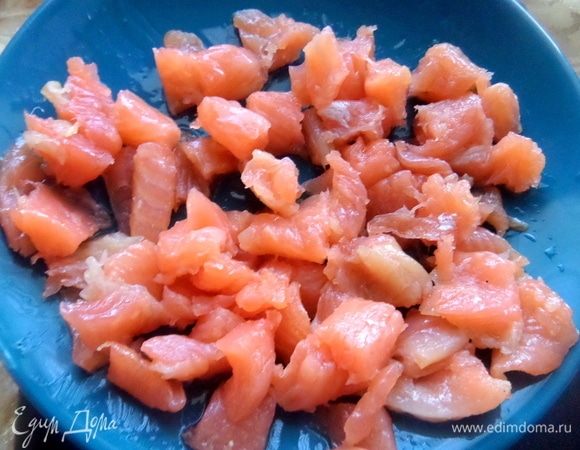 Филе рыбы нарезать на кубики.