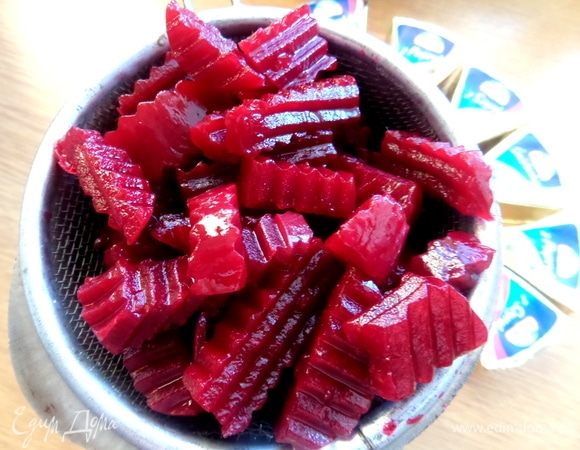 Для свекольной начинки отварить свеклу или использовать маринованную. У меня домашнего маринада. Процедить хорошо.